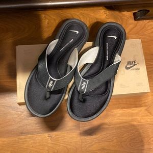 Women’s Nike Flip Flops Size 9